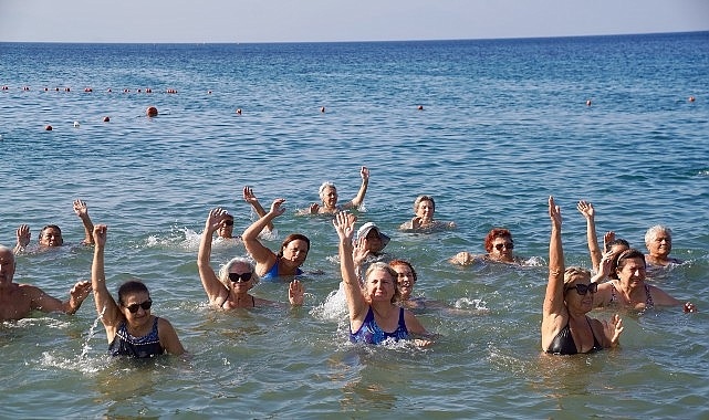 Seferihisar'da Dünya Barış Günü'ne Denizde Pilates