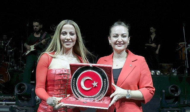 Antalya'da 30 Ağustos Zafer Coşkusu: Derya Uluğ Sahnedeydi